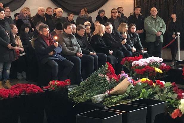Андрей Разин (третий справа) оплатил погребение Осина
