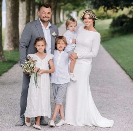 Сергей Жуков и Регина Бурд воспитывают троих детей Сергей Жуков и Регина Бурд воспитывают троих детей