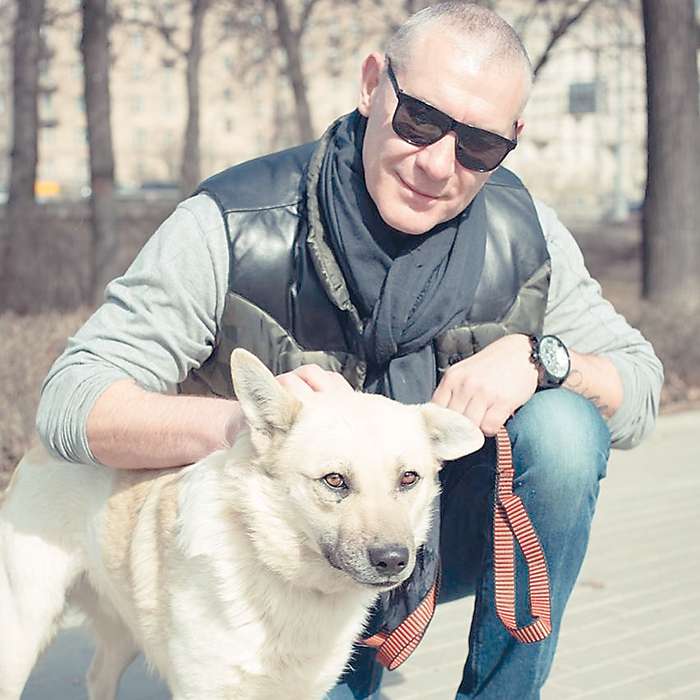 У актера дома живут две собаки, кроме этого Игорь помогает приютам искать бездомным животным хозяев