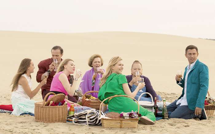 Съемки сериала проходили в таких живописных местах - как Куршская коса. Именно там съемочная группа ощутила всю непредсказуемость прибалтийского климата