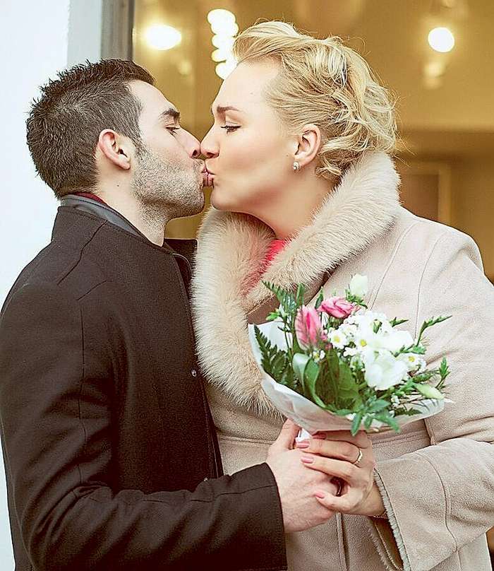Супруг актрисы — иорданец Раед Барни, с которым Надежда познакомилась в Интернете. Они вместе уже больше пяти лет