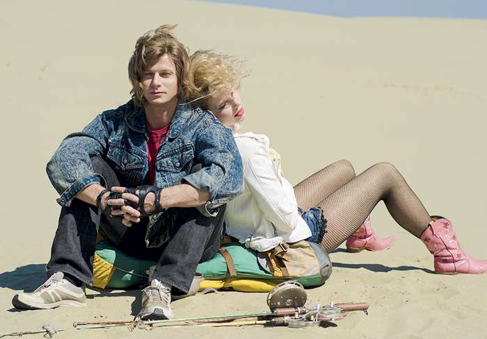 Для съемок сцен, в которых главные герои сериала — старшеклассники, пришлось не только искать одежду, которую носили на стыке 80-х и 90-х, но и парики для причесок того времени