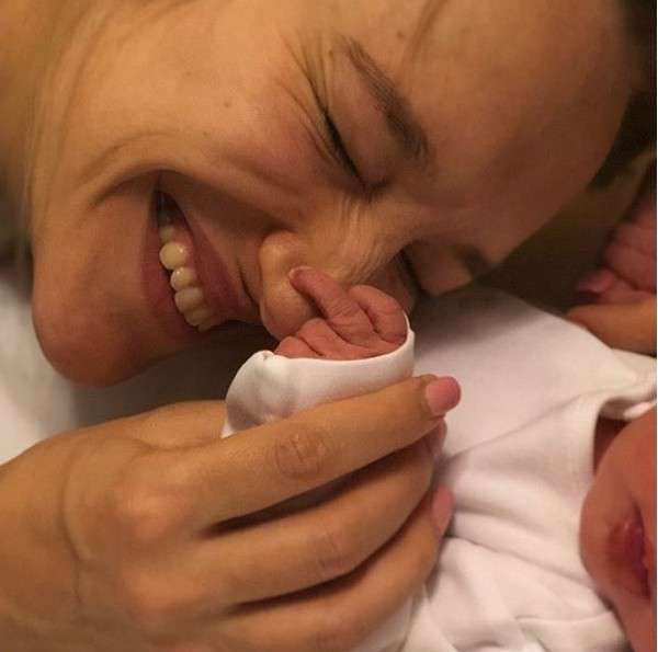 Полина Сидихина с новорожденной дочкой