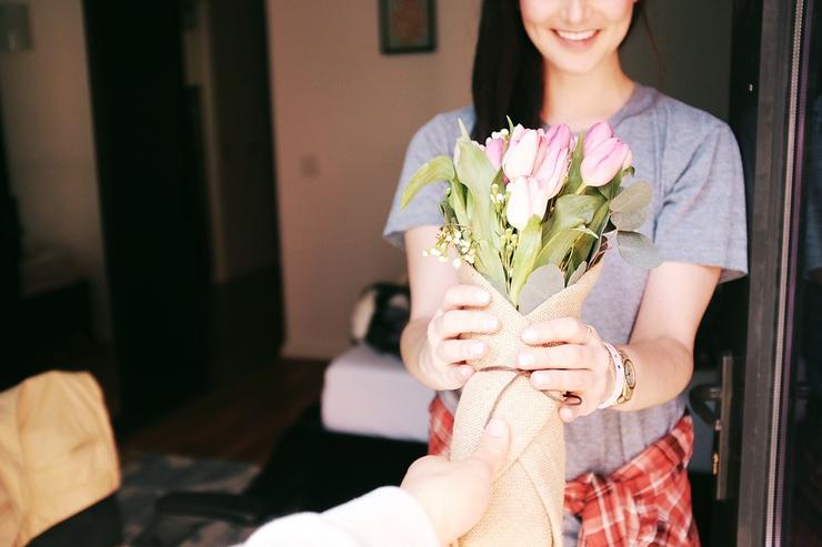Дарите жене цветы без повода
