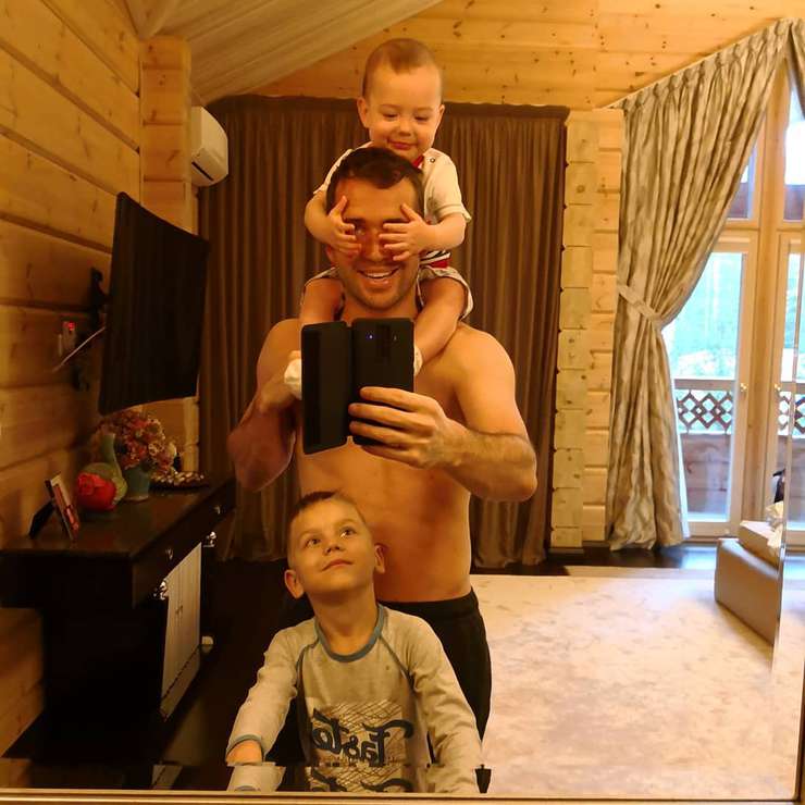 Александр Кержаков с детьми