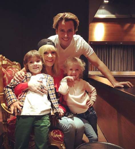Алла Пугачева с Максимом Галкиным и детьи Гарри и Лизой