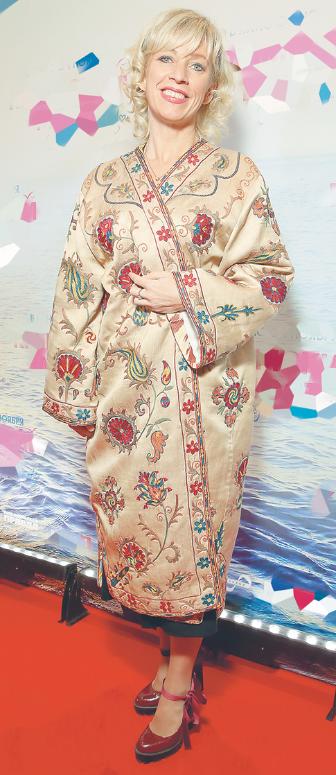 Мария Захарова удивила халатом