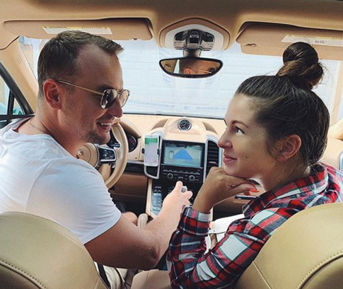 Нюша показала идеальную форму