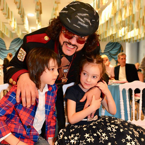 В честь дня рождения Аллы-Виктории Филипп Киркоров стал волшебником