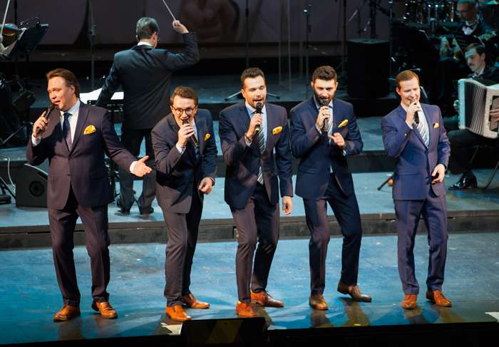 Каждый из пяти участников группы ViVA – Александр Балыков, Филипп Черкасов, Михаил Давыдов, Василий Гурылёв и Родион Паульс – покорил не одно женское сердце