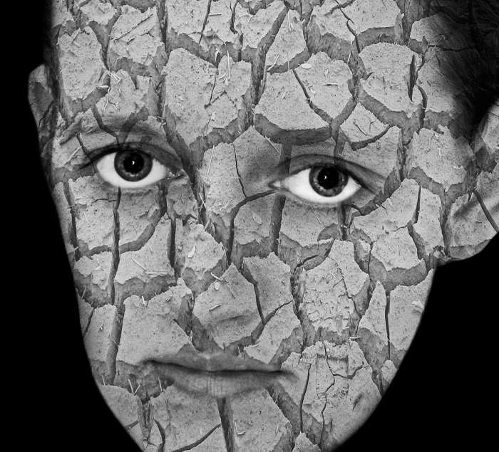 Старый слой хуже отшелушивается, новые клетки замедляют рост, вследствии чего лицо приобретает землистый оттенок Старый слой хуже отшелушивается, новые клетки замедляют рост, вследствии чего лицо приобретает землистый оттенок