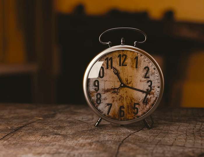 Часы представляют собой жизненный путь владельца