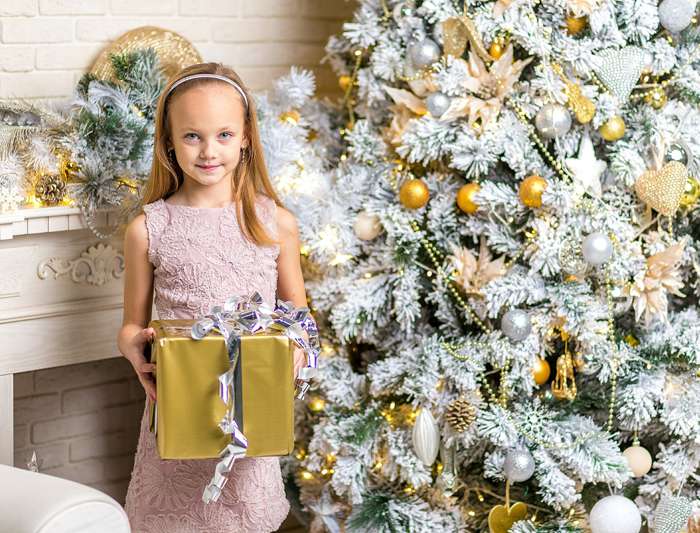 Особенность скандинавского стиля в том, что преобладает холодный цвет украшений: белый и его оттенки