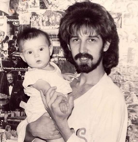 Недавно Кай Метов поделился с подписчиками архивным снимком с маленькой Кристиной