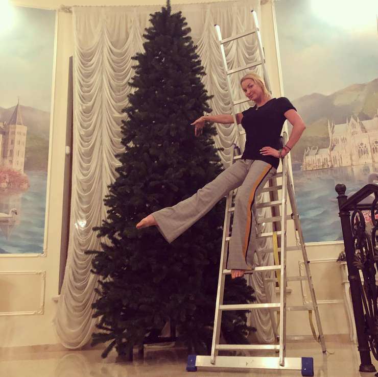 Балерина Анастасия Волочкова украсила дом вместе со своим возлюбленным и дочерью Ариной