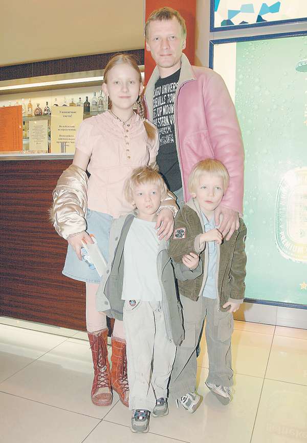 Алексей Серебряков с дочерью Дарьей и сыновьями Данилой и Степаном