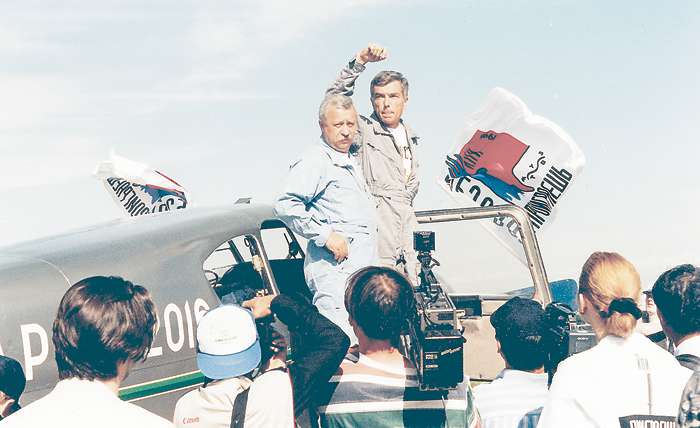 1996 год. Юрий Николаев и Леонид Якубович не только успешные телеведущие, но и страстные поклонники любительской авиации