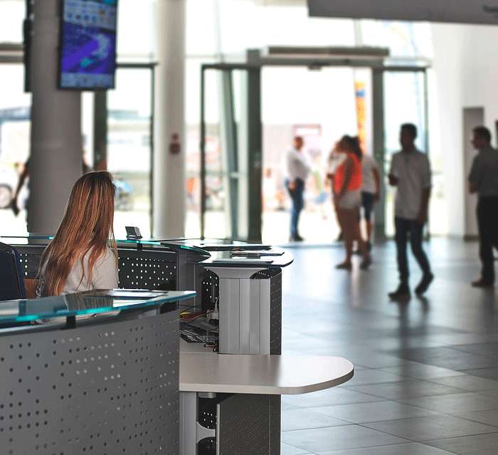 Первое, что нужно сделать — обратиться на сервисную стойку авиакомпании Первое, что нужно сделать — обратиться на сервисную стойку авиакомпании