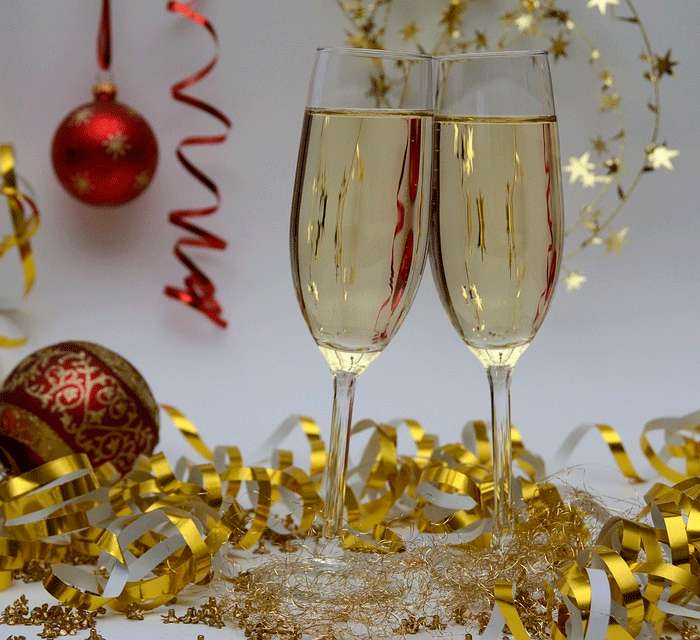 Может, именно в эту ночь вы встретите человека, с которым вы весело будете наряжать елку в наступающем году