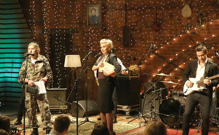 В программе новогоднего концерта есть множество неожиданных дуэтов. Например, Алены Свиридовой и Сергея «Паука» Троицкого из «Коррозии металла»