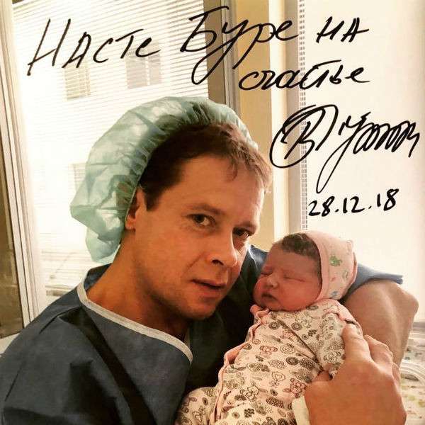 Хоккеист с дочкой