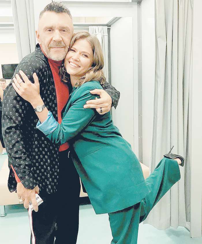 Сергей Шнуров стал для молодой актрисы кем-то вроде крестного отца.Топольницкая снялась в трех клипах группы «Ленинград», и все эти ролики имели большой успех Сергей Шнуров стал для молодой актрисы кем-то вроде крестного отца.Топольницкая снялась в трех клипах группы «Ленинград», и все эти ролики имели большой успех