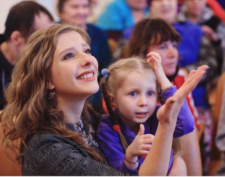 Лиза Арзамасова с волонтером Дашей, которой едва исполнилось 4 года Лиза Арзамасова с волонтером Дашей, которой едва исполнилось 4 года