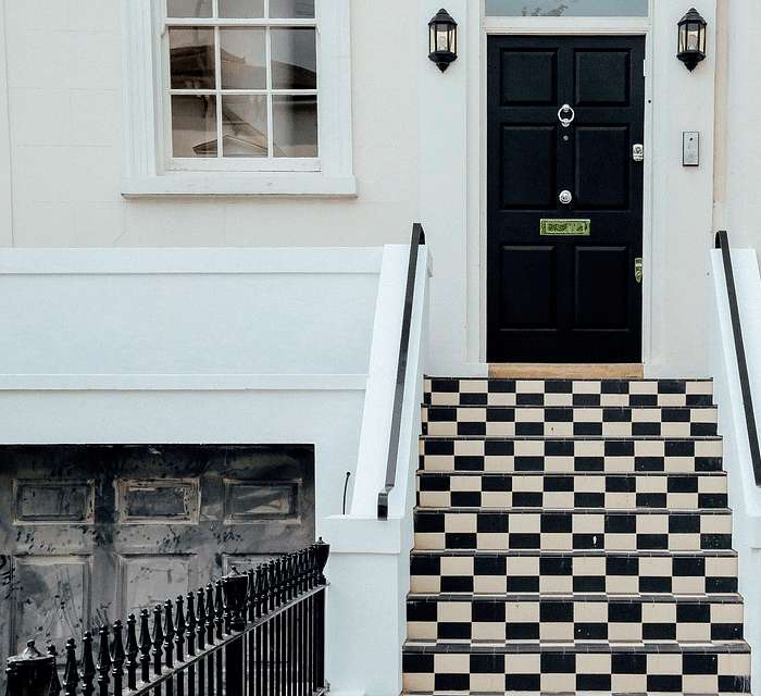 Считается, что черные двери открывают вход плохой энергии