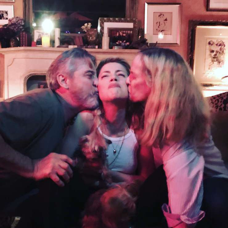 Эмбер Хёрд с мамой и папой