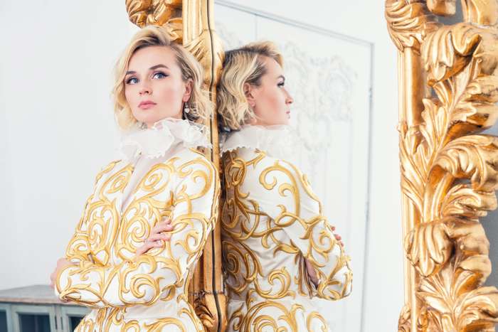 Жакет и блуза, все – Yanina Couture; серьги, Chopard