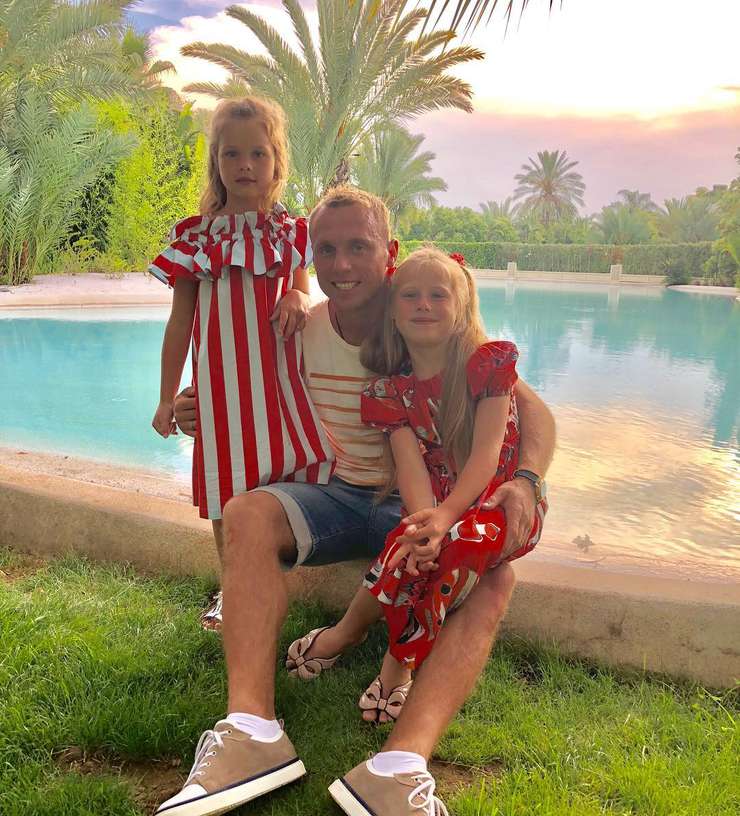 В своем личном блоге Денис Глушаков публикует красивые фото с дочками