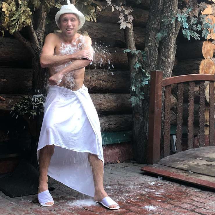 Супруга поймала на измене Дениса Глушакова в бане