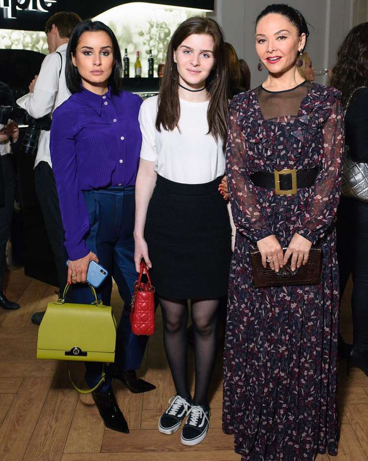 Тина Канделаки, дочь Мелания и подруга Миранда Мирианашвили на выставке