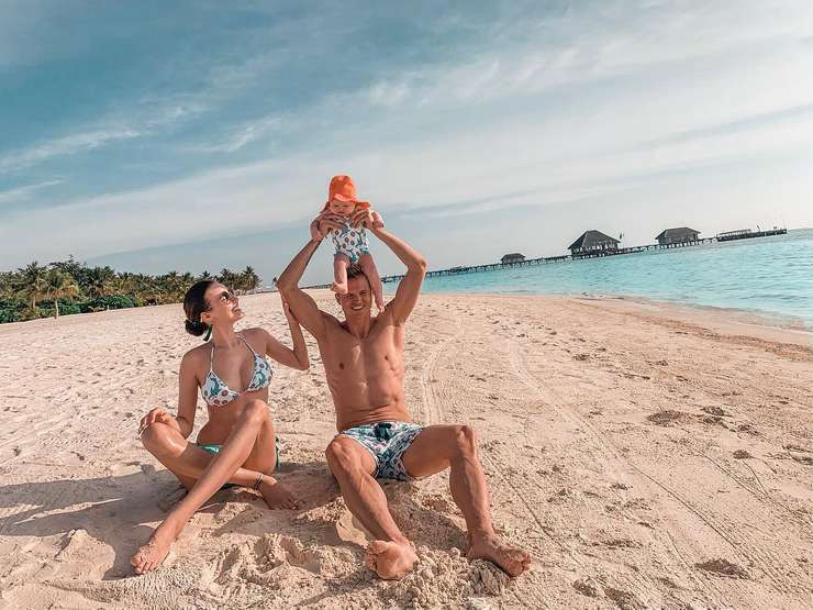 Милана Тарасова уже купается в море и загорает Милана Тарасова уже купается в море и загорает