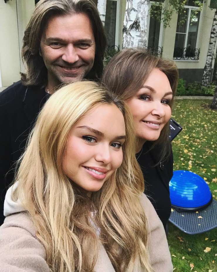 Стеша Маликова все больше становится похожа на маму