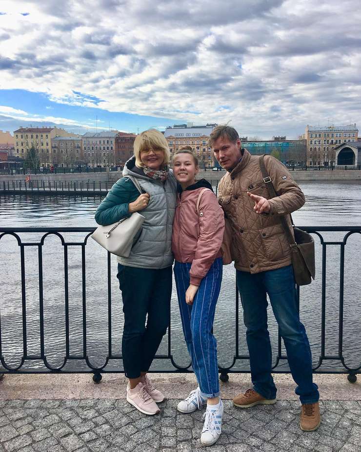 Юлия Меньшова с дочерью Таей и мужем Игорем Гординым
