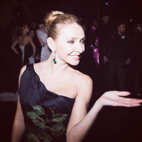 Татьяна Навка получила тортом в лицо