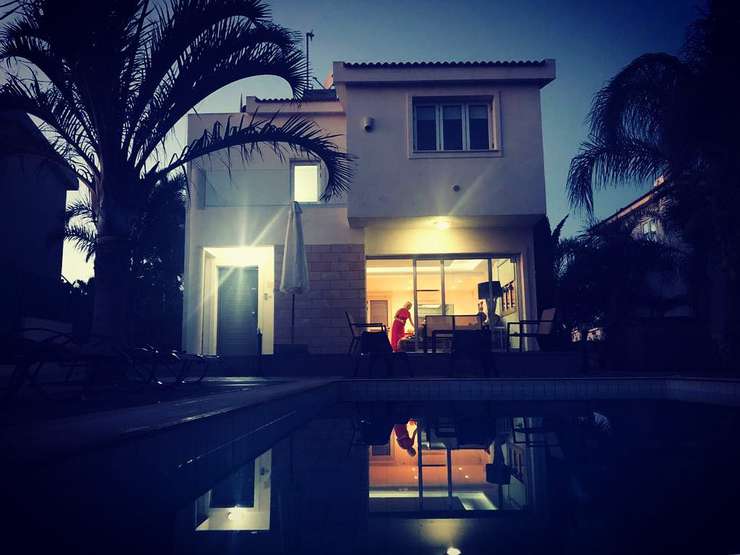 Поклонники с трудом разглядели Марию Порошину, зато хорошо видны пальмы