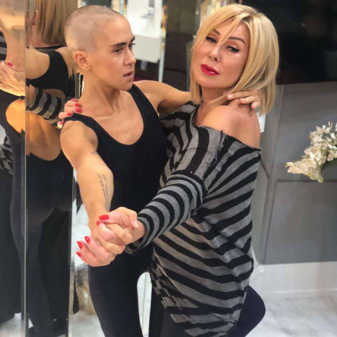Люба Успенская и Таня Плаксина танцуют танго в честь Рождества