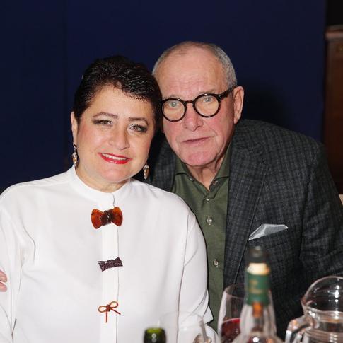 Виторган-старший нянчит дочь