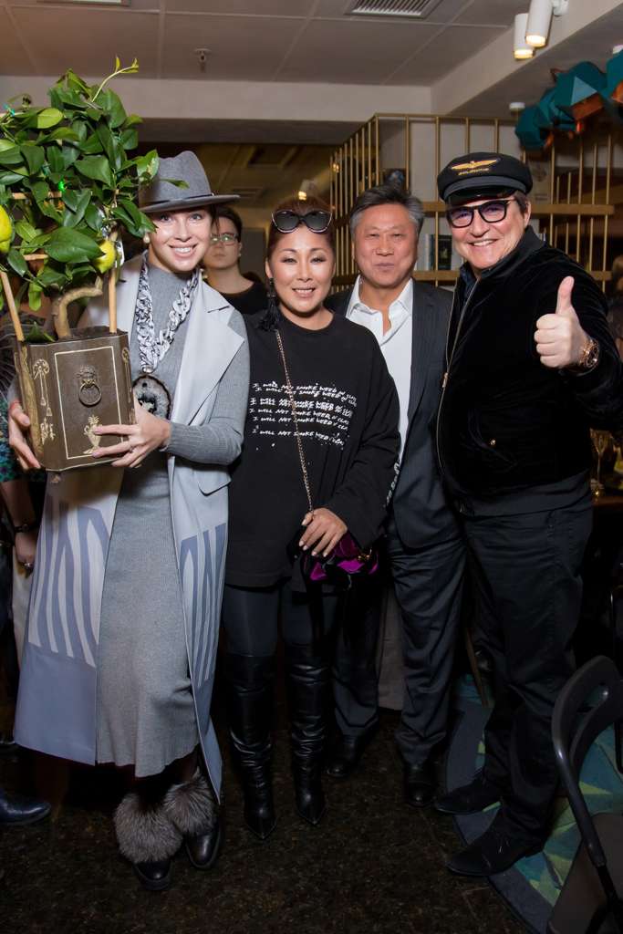 Дибровы принесли Аните настоящее лимонное дерево, которое прекрасно впишется в новый интерьер ее дома