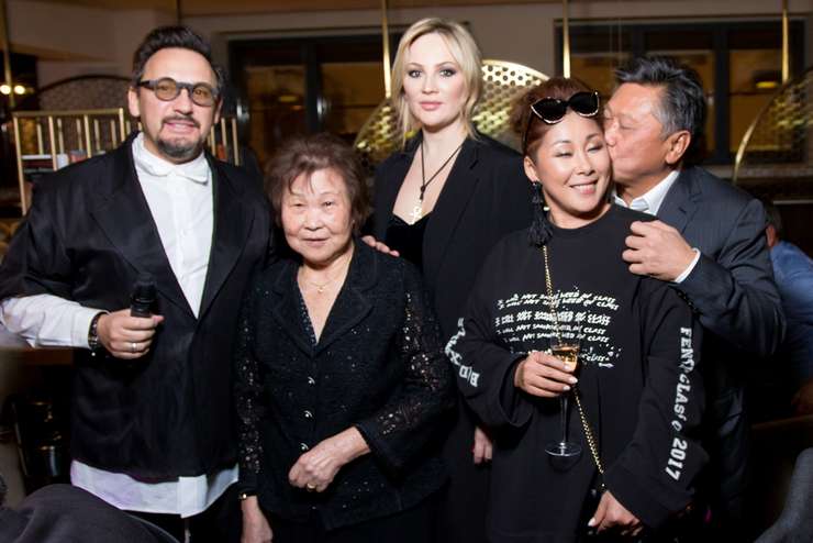 Поздравить певицу пришла чета Михайловых