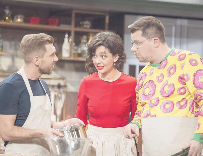 Слева-направо: Артем Лосев, Марина Кравец и Гарик Харламов на съемках программы «Большой завтрак»