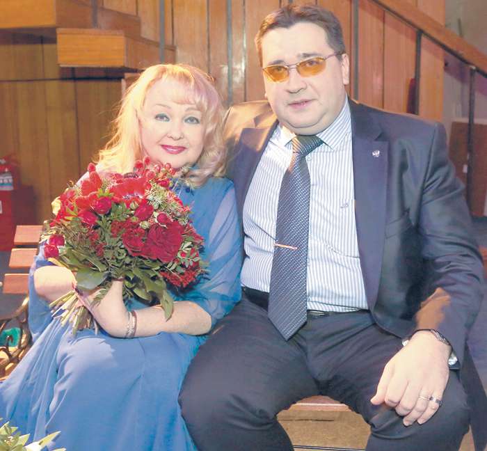 Федор, сын Натальи Гвоздиковой и Евгения Жарикова, почти не посещает светские мероприятия, но ради мамы сделал исключение