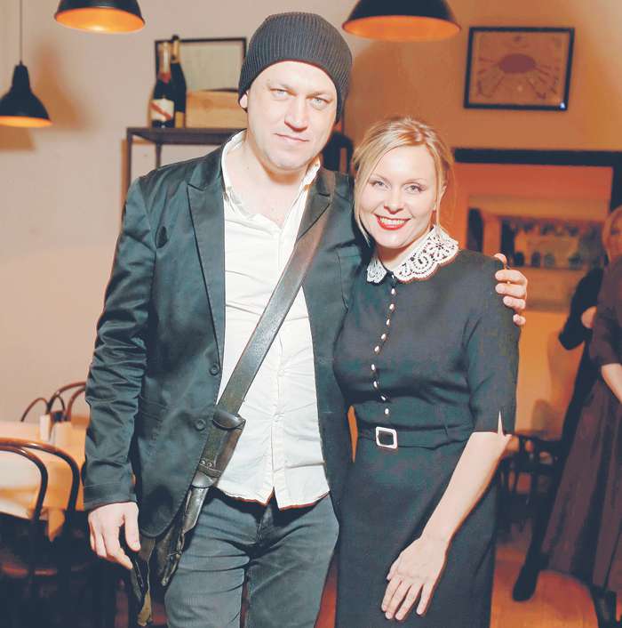 Супруг Василий Сигарев помогал Яне в подготовке праздника. Судя по тому, что вечеринка продолжалась чуть ли не до утра, он все сделал правильно