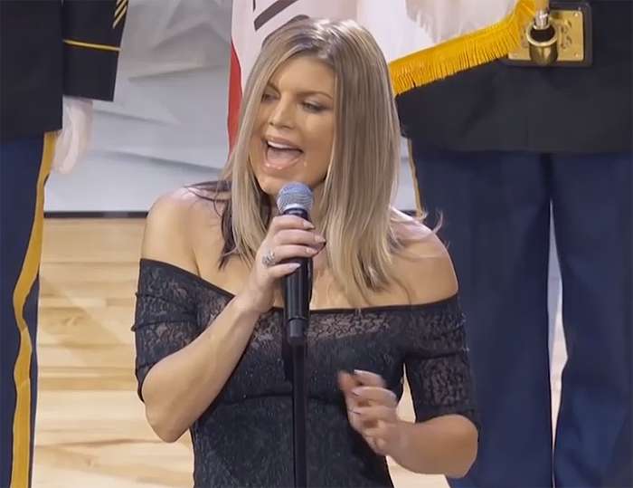 Ферги исполняет гимн США перед матчем всех звезд НБА
