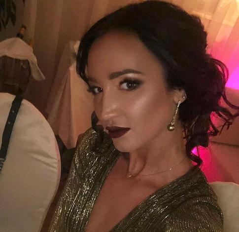 Ольга Бузова поздравила защитников голой грудью