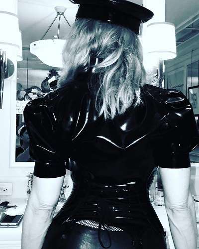 Певица любит блестящую одежду