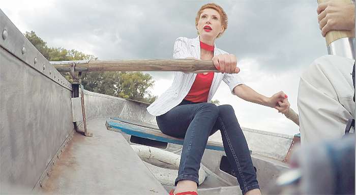 На съемках программы Елена-Кристина мастер на все руки. Иногда кажется, что эта девушка умеет все