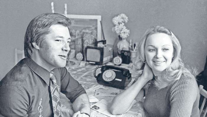 Со своим будущим мужем Евгением Жариковым Наталья познакомилась на съемках сериала «Рожденная революцией» в начале 70-х. Несмотря на непростые отношения, супруги сохранили семью и были вместе до смерти Евгения Ильича в 2012 году Со своим будущим мужем Евгением Жариковым Наталья познакомилась на съемках сериала «Рожденная революцией» в начале 70-х. Несмотря на непростые отношения, супруги сохранили семью и были вместе до смерти Евгения Ильича в 2012 году